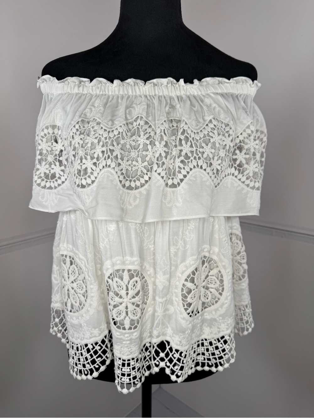 BCBGMAXAZRIA White Off Shoulder Embroidered Crochet Lace Boho Top XXS